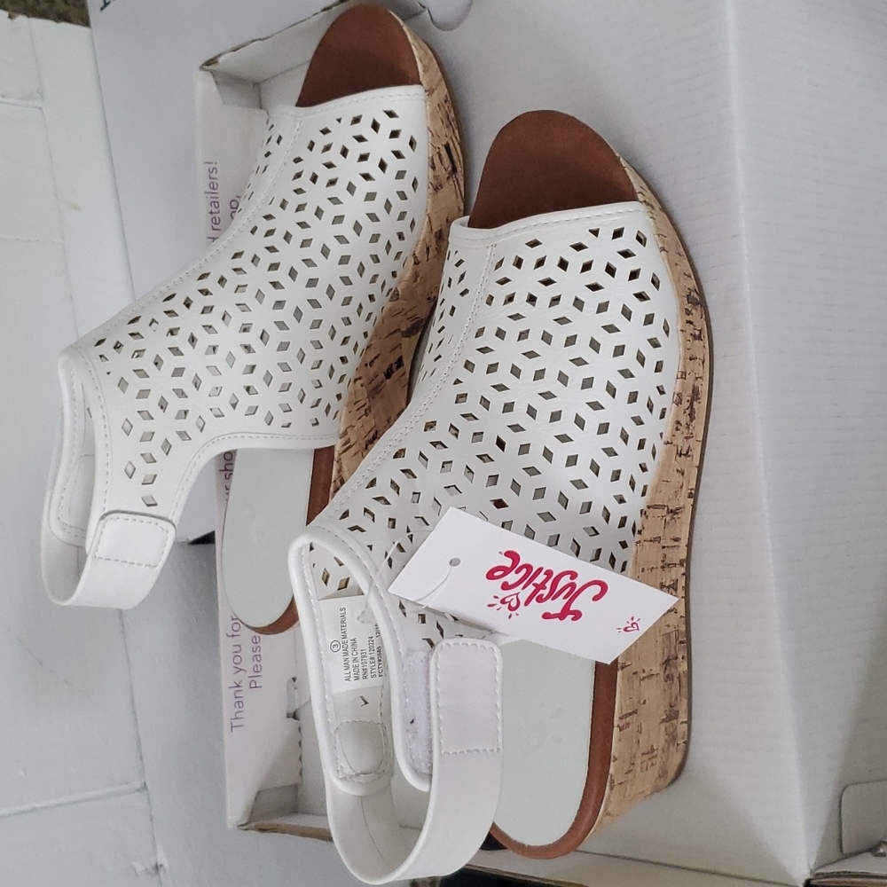 Justice White Sandles size 3 girls. NWT